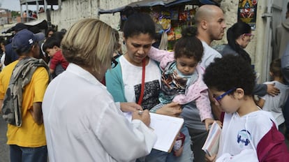 Fila para vacinação contra febre amarela na UBS/AMA Jardim Peri, zona norte.