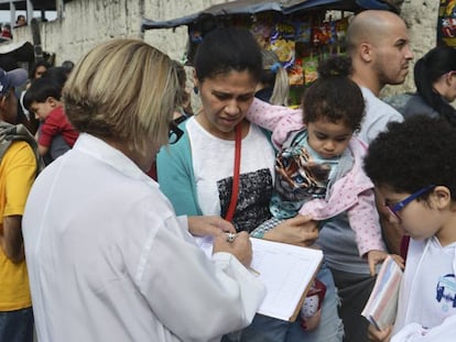 Fila para vacinação contra febre amarela na UBS/AMA Jardim Peri, zona norte.