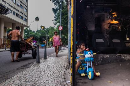 Isabelle juega en un antiguo almacén de la Rua da Lapa, en el centro de Río. Sus abuelos lo okuparon hace más de 30 años. Con el tiempo, en su interior construyeron paredes, habitaciones y un bar. La mayoría de las casas abandonadas son antiguas residencias coloniales del siglo XIX. En general, quienes pueden permitírselo prefieren vivir en los nuevos edificios de apartamentos.