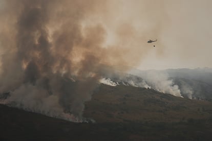 Efectivos aéreos de los bomberos durante las labores de extinción del incendio de Avión, en Ourense, el lunes 25 de agosto de 2025.