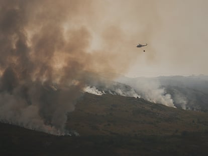 Efectivos aéreos de los bomberos durante las labores de extinción del incendio de Avión, en Ourense, el lunes 25 de agosto de 2025.