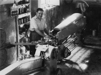 Fotografía de la fábrica de Pifarré, una empresa que elabora peladillas desde principios del siglo XX