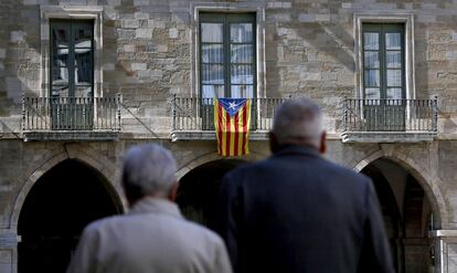 La bandera estelada --que utilizan los independentistas-- ondea en el Ayuntamiento de Manresa (Barcelona) durante la campaña de las elecciones municipales y autonómicas, pese a que la junta electoral central había ordenado la retirada de esteladas en los ayuntamientos, edificios públicos y colegios electorales.