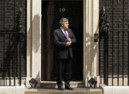 El primer ministro británico, a la puerta de su residencia oficial, en el número 10 de Downing Street.