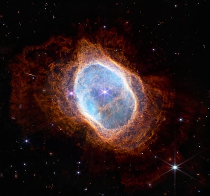 NGC 3132 es una nube de gas en expansión que rodea a una estrella moribunda que está a 2.000 años luz de la Tierra. También es conocida como Nebulosa del Anillo del Sur, y solo es visible desde el hemisferio austral.
