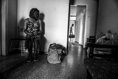 Tatiana e Anna moram no mesmo apartamento em Atenas, em um bairro conhecido pela presença significativa de imigrantes. Muitas das meninas tinham que usar roupas masculinas quando andavam pelas ruas de seus países por medo de serem atacadas ou mesmo mortas. Só quando voltavam para casa elas podiam se vestir como mulheres. Mesmo agora na Grécia, algumas das meninas ainda não se sentem confortáveis o suficiente para usar roupas femininas fora da privacidade de seus apartamentos.