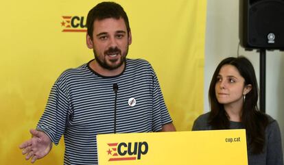 LLuc Salellas, portaveu de la CUP, i la diputada María Sirvent en una roda de premsa.