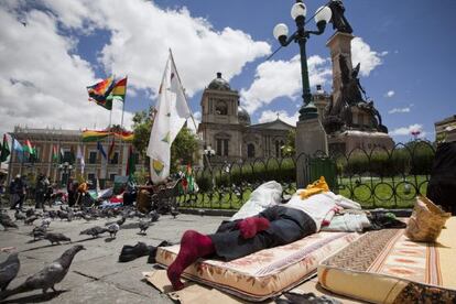 Indigenas acampados en la plaza Murillo, frente al Palacio de Gobierno de La Paz.