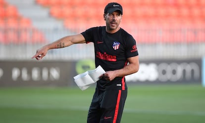 Simeone, durante un entrenamiento del Atlético de Madrid.  / EFE.