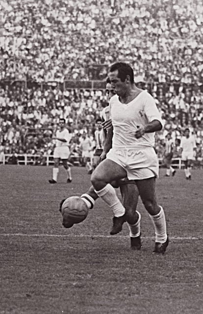 Paco Gento participa en una jugada de ataque del Real Madrid, en un partido no identificado.