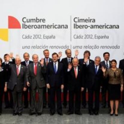 Foto de familia de los asistentes a la XXII Cumbre Iberoamericana de Jefes de Estado. En el centro, el rey don Juan Carlos y el presidente del Gobierno español, Mariano Rajoy