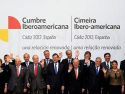 Foto de familia de los asistentes a la XXII Cumbre Iberoamericana de Jefes de Estado. En el centro, el rey don Juan Carlos y el presidente del Gobierno español, Mariano Rajoy