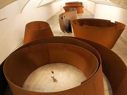 La instalación de esculturas monumentales<i> La materia del tiempo</i>, de Richard Serra, para cuya adquisición la Sociedad Tenedora compró los dólares por adelantado.
