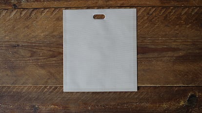 Bolsas para la tostadora sobre una mesa de madera.