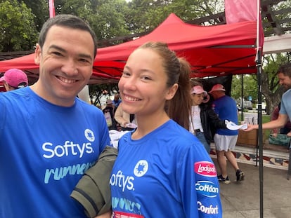 Cristóbal Somarriva Quezada, ejecutivo de la compañía de higiene Softys, acompañado de una de sus hijas.