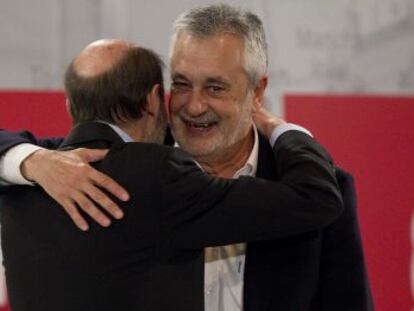 Griñán y Rubalcaba se dan un abrazo en la convención del PSOE-A.