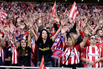 Aficionados colchoneros en el Wanda Metropolitano antes del partido del Atlético de Madrid y el Málaga.