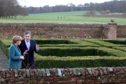 El primer ministro británico, Gordon Brown, conversa con la canciller alemana, Angela Merkel, el jueves en Buckinghamshire.