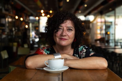 La periodista y guionista de documentales, Georgina Cisquella, posa en la cafetería La Monroe de la Filmoteca de Cataluña.