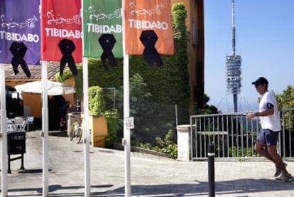 Las banderas del parque de atracciones ondearon ayer con crespones negros en un Tibidabo que no abrió al público.
carmen secanella
Estado en que quedaron los tornillos de la base de <i>El Péndulo.</i>