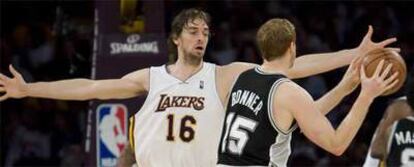 Pau Gasol, de los Lakers de Los Ángeles, bloquea a Matt Bonners, de los Spurs de San Antonio.