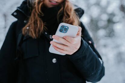 Chica con un iPhone