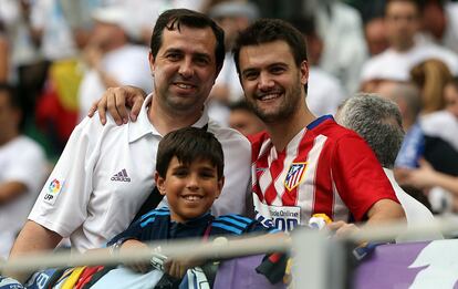 Aficionados en el estadio antes del partido.