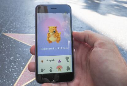 LOS ANGELES, CA - JULY 14: Pokemon Go players are seen on the Hollywood Blvd in search of Pokemon and other in game items on July 14, 2016 in Los Angeles, California. (Photo by PG/Bauer-Griffin/GC Images)