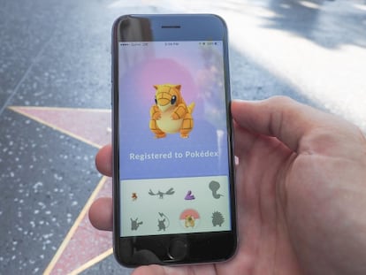 LOS ANGELES, CA - JULY 14: Pokemon Go players are seen on the Hollywood Blvd in search of Pokemon and other in game items on July 14, 2016 in Los Angeles, California. (Photo by PG/Bauer-Griffin/GC Images)