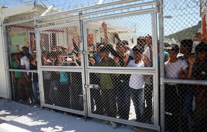 Un grupo de menores en un centro de detención de Moria, el pasado 16 de abril.