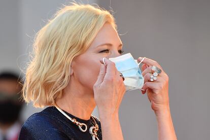 Cate Blanchett, presidenta del jurado del certamen, luce su mascarilla en la alfombra roja.