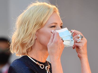 Cate Blanchett, presidenta del jurado del certamen, luce su mascarilla en la alfombra roja.