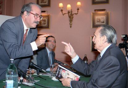 25 de septiembre de 1996. Antonio Buero Vallejo (d) felicita al periodista Manuel Leguineche ganador de la XIII edición del Premio Espasa de Ensayo, con su obra 'Los Ángeles perdidos'.