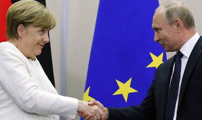 Angela Merkel y Vladímir Putin este viernes en Sochi, Russia.