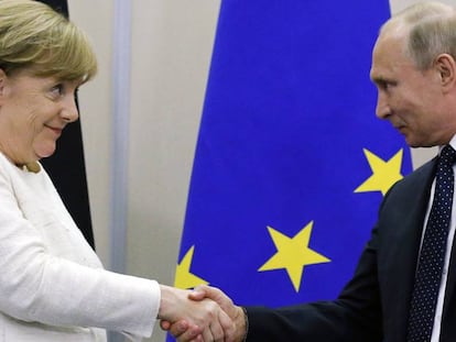 Angela Merkel y Vladímir Putin este viernes en Sochi, Russia.