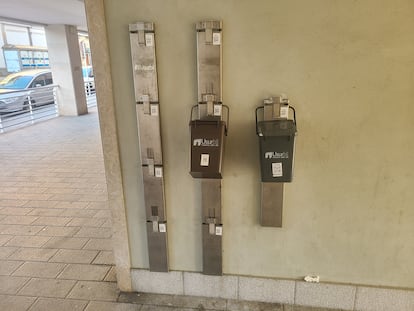Los contenedores pertenecientes al sistema puerta a puerta en un portal de Usurbil (Gipuzkoa) en julio.