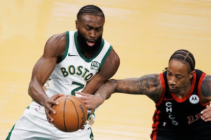 Jaylen Brown, de los Boston Celtics, trata de proteger el balón ante DeMar DeRozan, de los Chicago Bulls, en el partido de este martes.