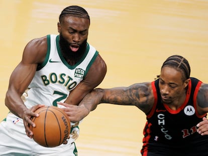 Jaylen Brown, de los Boston Celtics, trata de proteger el balón ante DeMar DeRozan, de los Chicago Bulls, en el partido de este martes.