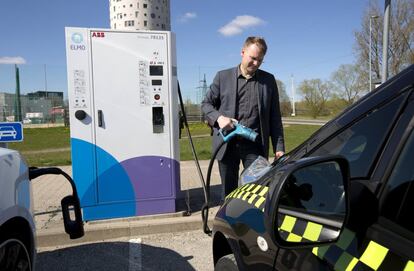 Casi a la vez que la creación de ayudas públicas, Ermo Kontson alumbró su pionera empresa de taxis eléctricos en Tartu, la segunda ciudad y el corazón cultural de Estonia. Le costó despegar, pero hoy Elektritakso se ha expandido a Tallin y Pärnu. "En 50 años o menos nadie se acordará del petróleo, el futuro son los vehículos eléctricos", afirma Kontson.