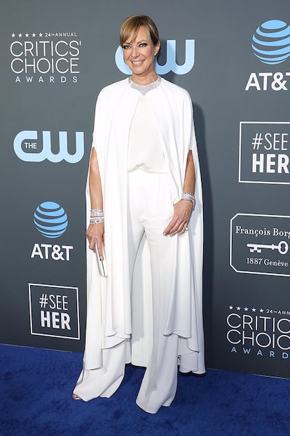 Allison Janney se sumó a la tendencia cromática de la noche con este conjunto de Alberta Ferretti.