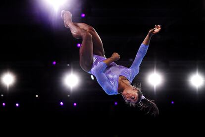 Biles ha participado en cinco Mundiales, todos los celebrados desde 2013, excepto en el de Montreal 2017, tras los Juegos de Río, cuando decidió tomarse un merecido descanso tras ganar cinco medallas olímpicas (cuatro oros y un bronce). En la imagen, la gimnasta estadounidense, en la final de suelo.