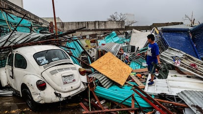 Un joven camina sobre los escombros causados por el huracán Otis, hoy, en el balneario de Acapulco, este jueves, en la ciudad de Acapulco.