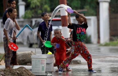 Un niño juega con el agua en el Festival del Agua de ño Nuevo en Myanmar.