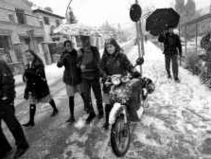 B32323-(25.1.00)- COLOR...NIEVE EN BARCELONA... ESTUDIANTES EN SANT CUGAT DEL VALLES - FOTO: VICENS GIMENEZ