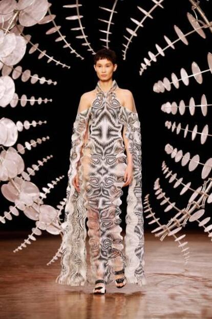 Una modelo con una creación de Iris van Herpen.