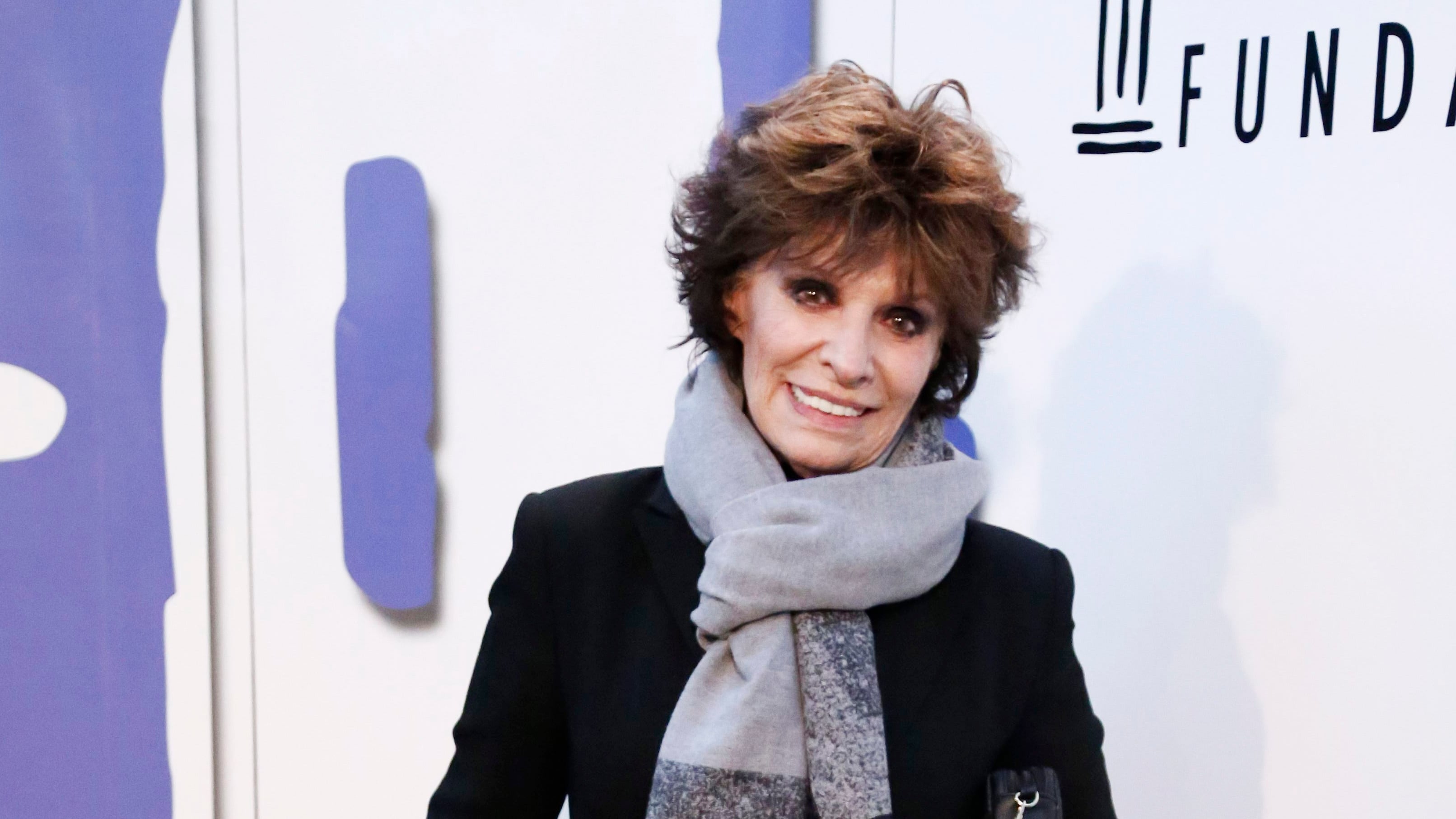 Spanish singer dies, resident detained