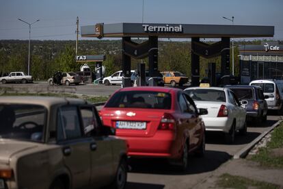 En la imagen, los clientes de una gasolinera han hecho más de dos horas para poder llenar sus depósitos de gas, el único combustible que queda disponible.