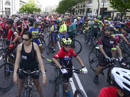 Los participantes en una concetración para exigir más seguridad para los ciclistas.