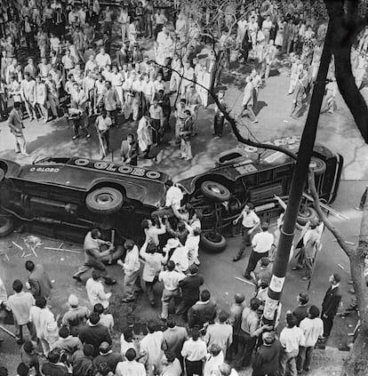 De autor desconhecido, imagem mostra caminhões do jornal 'O Globo' sendo depredados no dia do suicídio de Getúlio Vargas, em 1954. Parte da população revoltada enxergava no veículo um agente contrário a Vargas.