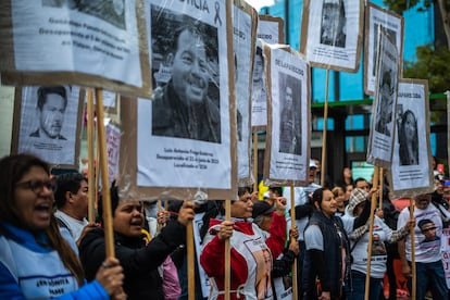 Familiares de personas desaparecidas en México, se unen a la marcha sobre Paseo de la Reforma, este jueves en Ciudad de México.
